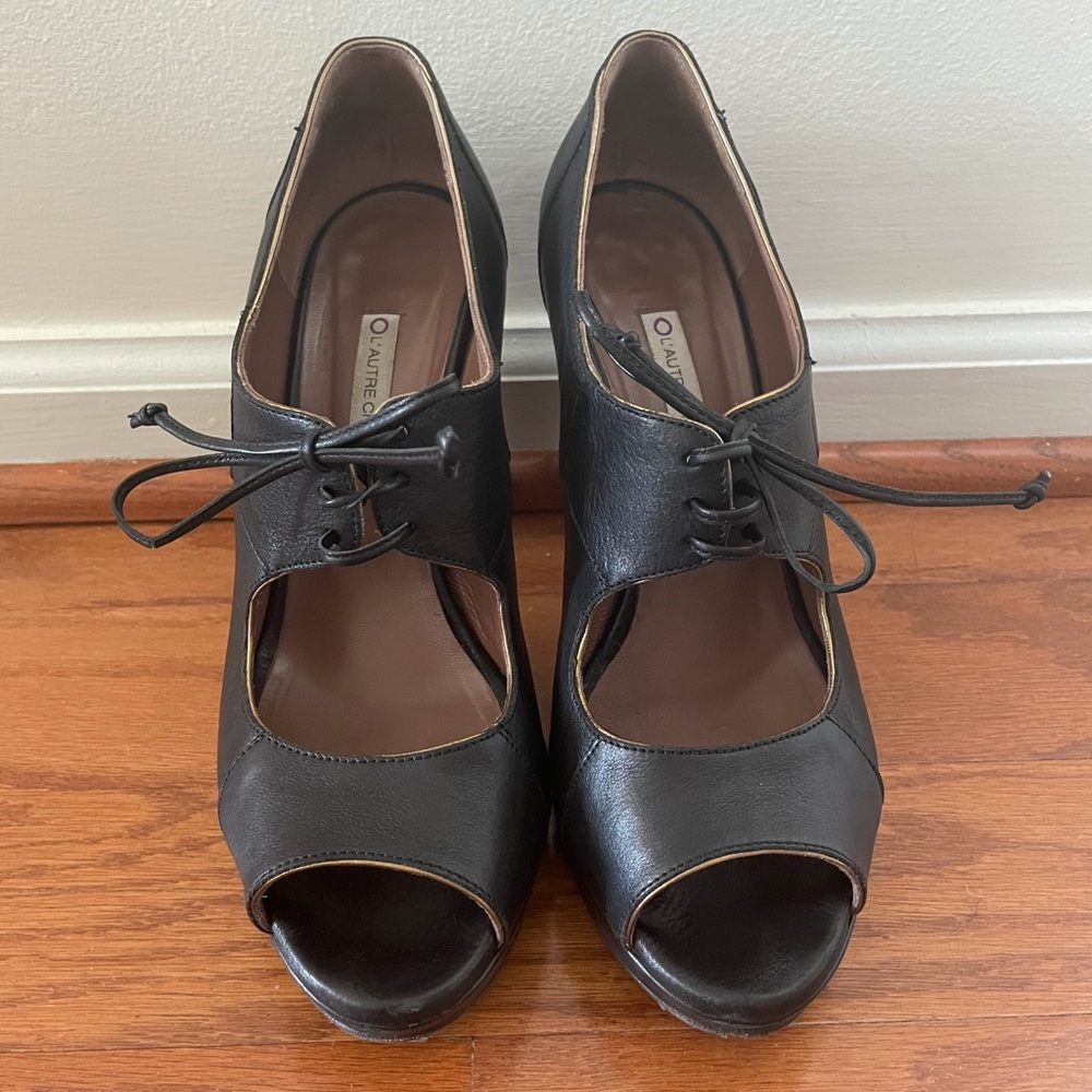 L’Autre Chose black leather hight heels